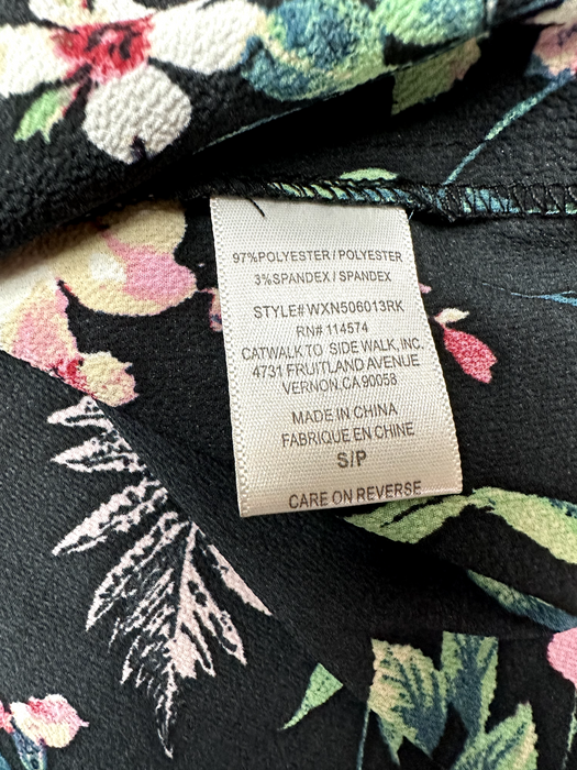 Pleione Size S Black Floral Sleeveless Scalloped Neck Top in black tropical