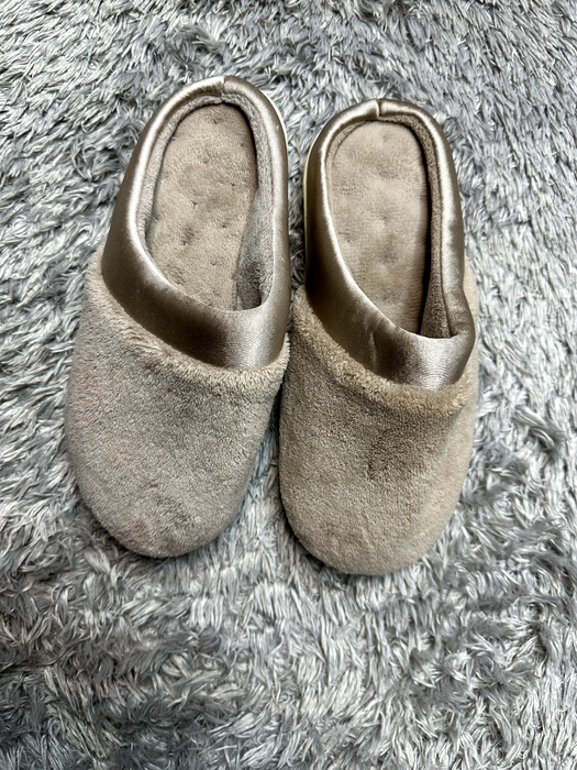 ISOTONER Microterry PillowStep Satin Cuff Clog Slippers for Women : Taupe 6.5-7