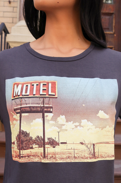 La La Land Women's Motel Graphic Print Gray Slouchy Short Sleeve T-Shirt Size M
