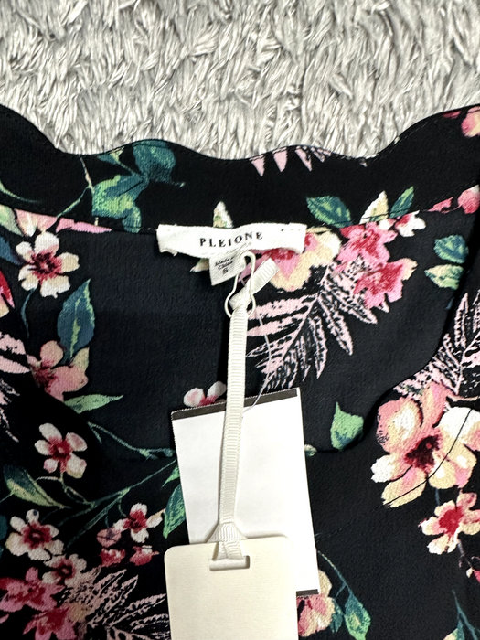 Pleione Size S Black Floral Sleeveless Scalloped Neck Top in black tropical
