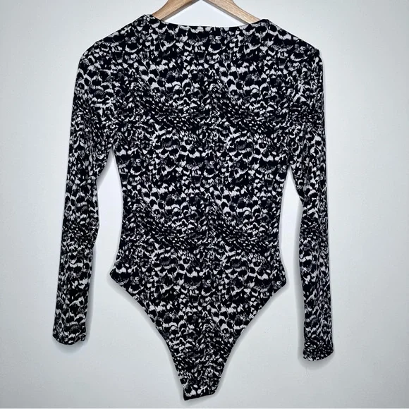 Leith Bodysuit Womens printed Medium Long Sleeve Deep V Neck Stretch $39