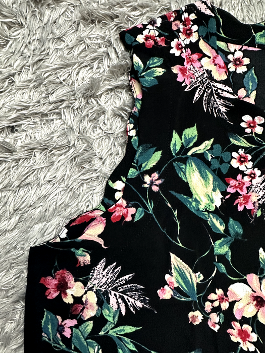 Pleione Size S Black Floral Sleeveless Scalloped Neck Top in black tropical