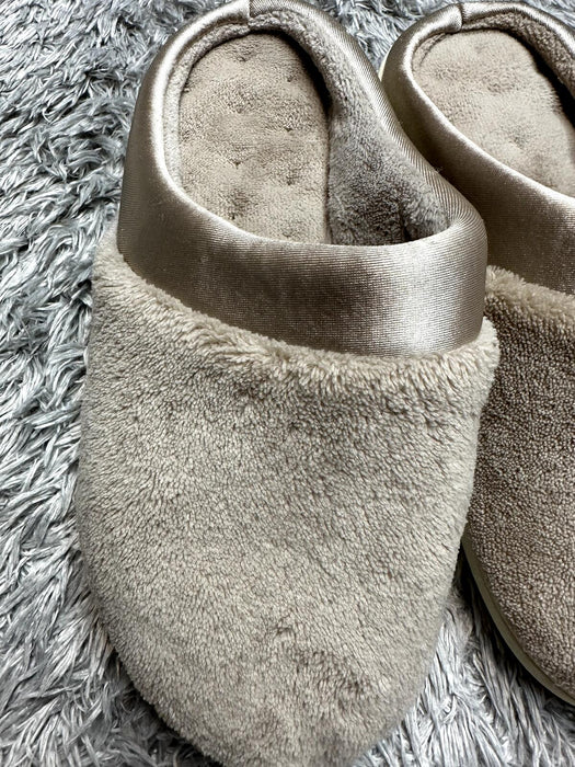 ISOTONER Microterry PillowStep Satin Cuff Clog Slippers for Women : Taupe 6.5-7